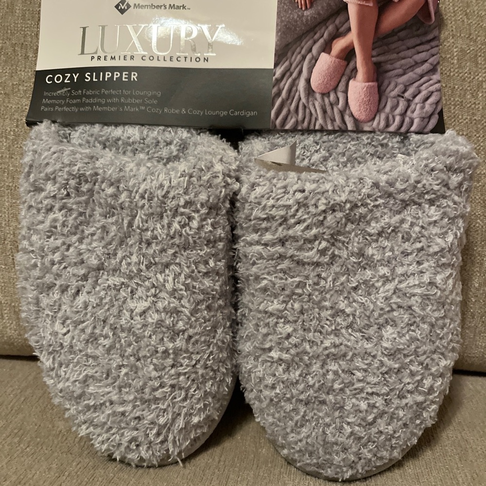 Member's Mark Women's Luxury Premier Collection Cozy Slippers.
Size small